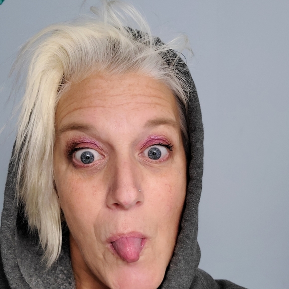 Meet your Posher, Tammy - Picture 2 of 3